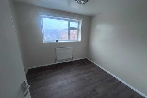 4 bedroom flat to rent, Uxbridge Road, Hayes End, UB4