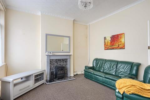 2 bedroom flat to rent, Queen Street, WITHERNSEA