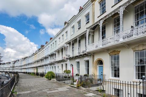 2 bedroom flat to rent, Royal York Crescent, Clifton, BS8