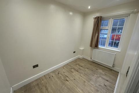 3 bedroom flat to rent, Village Way East, HA2