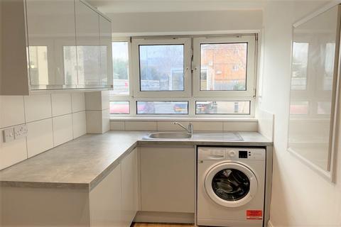 3 bedroom apartment to rent, Constance Street, E16