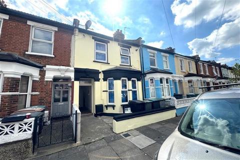 2 bedroom apartment to rent, Ritches Road, N15