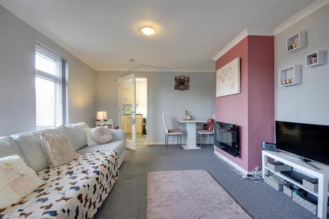 2 bedroom flat for sale, Gulliver Court, The Parkway, Cottingham