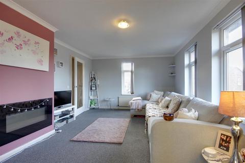 2 bedroom flat for sale, Gulliver Court, The Parkway, Cottingham