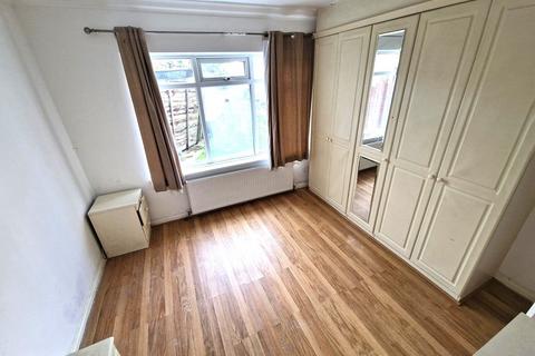 1 bedroom ground floor maisonette to rent, Bramley Crescent, Ilford, Essex. IG2 6DA