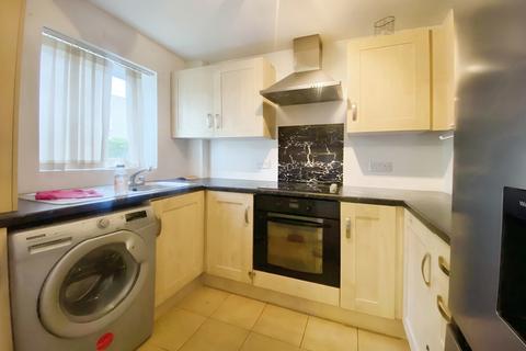 2 bedroom flat to rent, Benjamin Close, Hornchurch, RM11 1DA