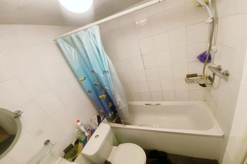 2 bedroom flat to rent, Benjamin Close, Hornchurch, RM11 1DA