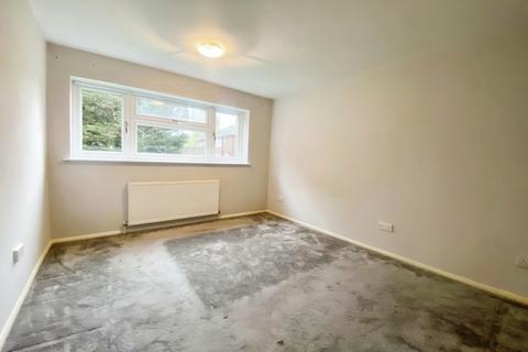 2 bedroom flat to rent, Benjamin Close, Hornchurch, RM11 1DA