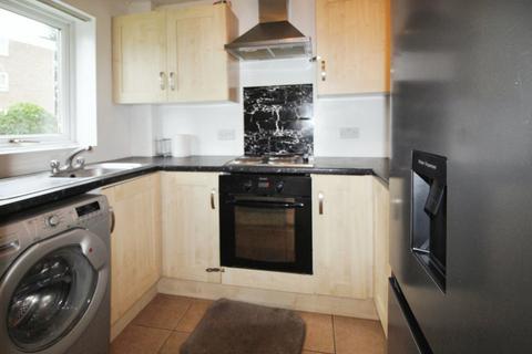 2 bedroom flat to rent, Benjamin Close, Hornchurch, RM11 1DA