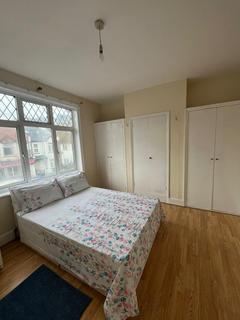 4 bedroom terraced house to rent, Colindale Avenue, London NW9