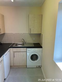 Studio to rent, Vicars Bridge Close, Wembley HA0