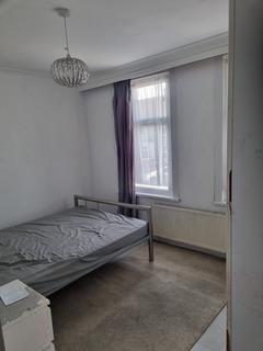 1 bedroom in a house share to rent, Roman Road, London E6