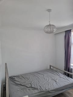 1 bedroom in a house share to rent, Roman Road, London E6