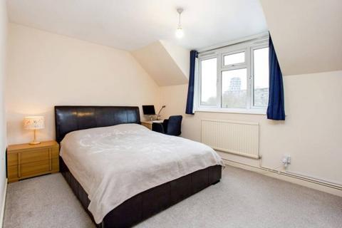 2 bedroom flat to rent, Wolftencroft Close, Clapham Junction, London, SW11