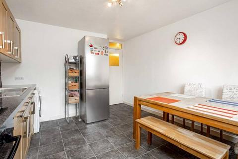 2 bedroom flat to rent, Wolftencroft Close, Clapham Junction, London, SW11