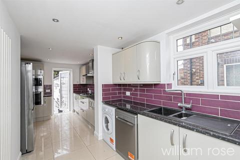 5 bedroom semi-detached house to rent, Summit Drive, Woodford Green IG8