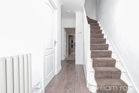 5 bedroom semi-detached house to rent, Summit Drive, Woodford Green IG8