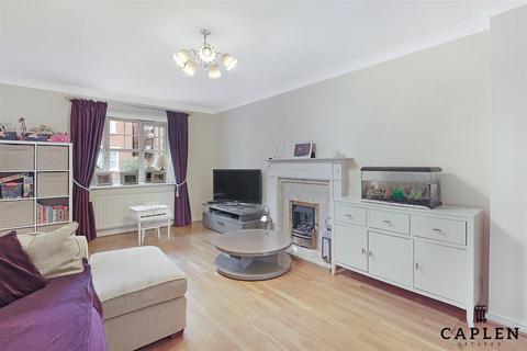 4 bedroom semi-detached house for sale, Wroxham Way, Ilford