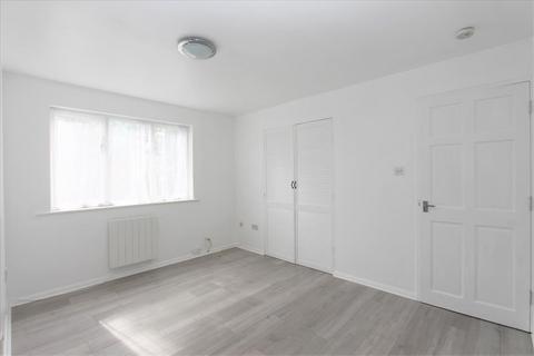 Studio to rent, Dunnock Close, London, N9