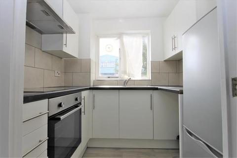 Studio to rent, Dunnock Close, London, N9