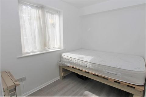 Studio to rent, Dunnock Close, London, N9