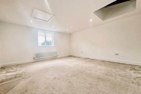 2 bedroom mews to rent, Grange Court, Pinner HA5