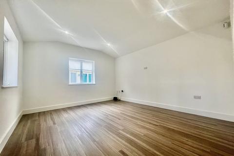 2 bedroom mews to rent, Grange Court, Pinner HA5