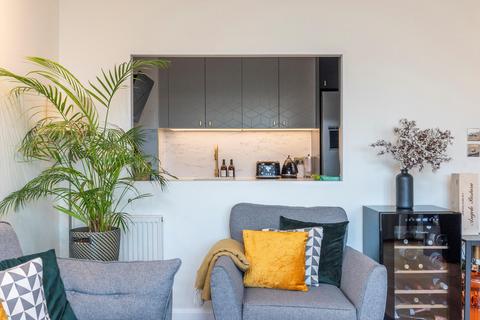 3 bedroom flat for sale, Island Row, London, E14