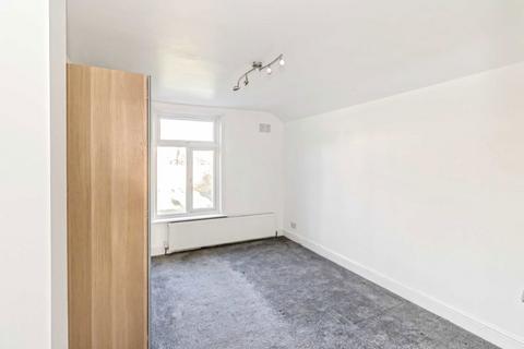 4 bedroom semi-detached house to rent, Friern Park, London N12