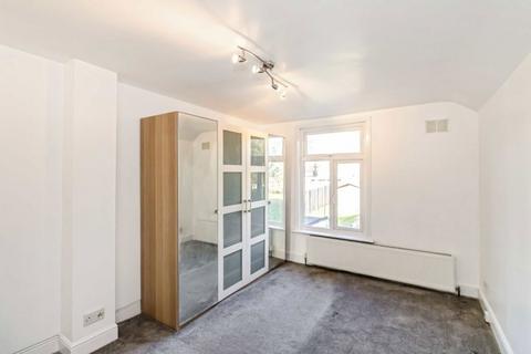 4 bedroom semi-detached house to rent, Friern Park, London N12