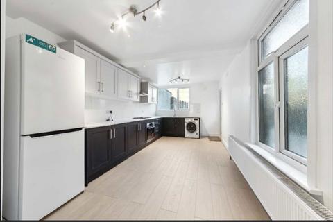 4 bedroom semi-detached house to rent, Friern Park, London N12