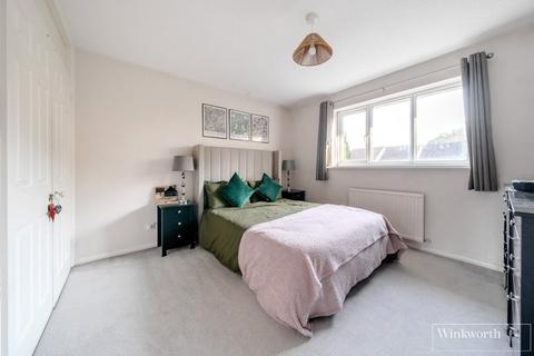 9 Arthur Close, Bagshot, GU19 5QT
