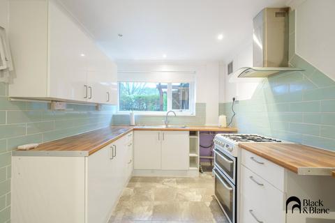 12 Lacey Green, Coulsdon, CR5 1BL