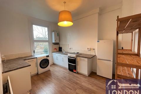 3 bedroom maisonette for sale, Bedford Road, Clapham, London SW4