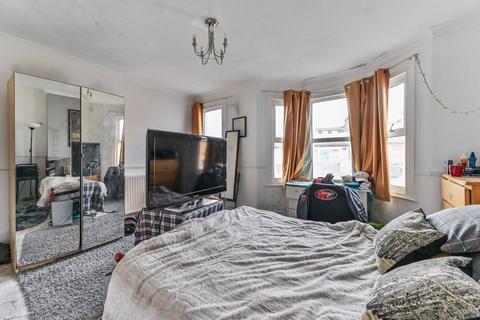 4 bedroom terraced house to rent, Garratt Lane, Tooting, London, SW17