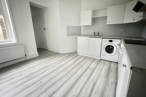 Studio to rent, Brighton Road, South Croydon