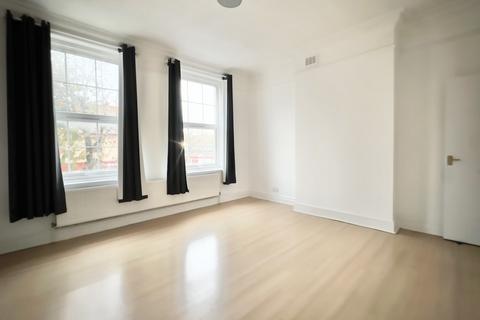 Studio to rent, Brighton Road, South Croydon