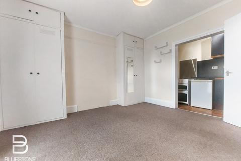 Studio to rent, Croham Road, South Croydon