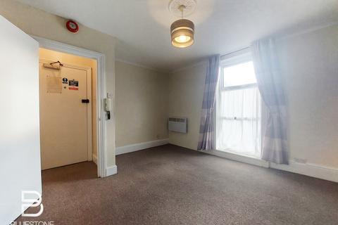 Studio to rent, Croham Road, South Croydon