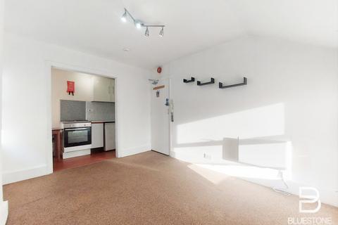 Studio to rent, Croham Road, South Croydon