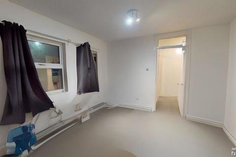 1 bedroom in a house share to rent, Glencairn Road, London SW16