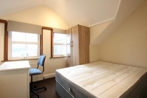 3 bedroom flat to rent, High Road, Willesden Green, NW10