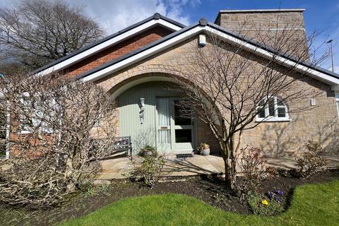 3 bedroom detached bungalow to rent, Billinge Close, Blackburn