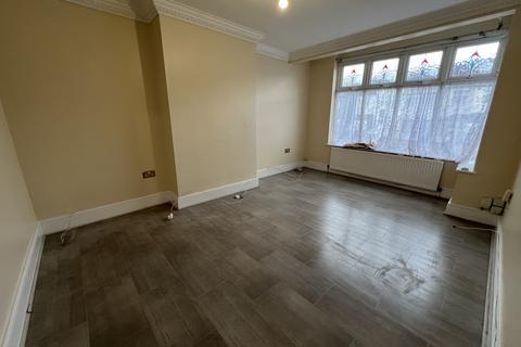 3 bedroom detached bungalow to rent, Roding Lane North, Woodford Green IG8