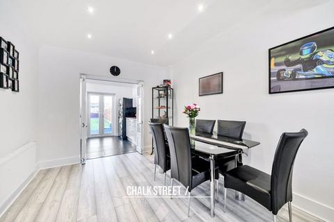 5 Chestnut Glen, Hornchurch, RM12 4HL