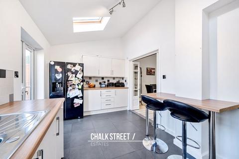5 Chestnut Glen, Hornchurch, RM12 4HL