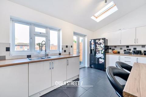 5 Chestnut Glen, Hornchurch, RM12 4HL