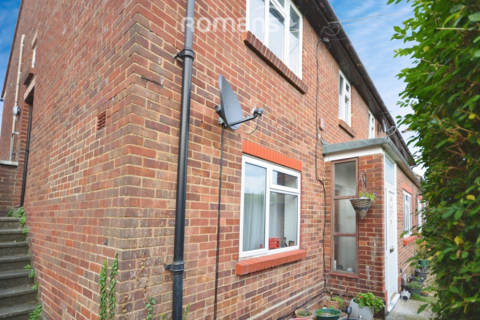 2 bedroom maisonette to rent, Thirlmere Avenue, Slough