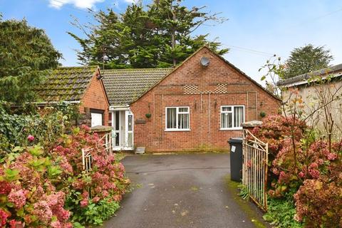 2 bedroom bungalow for sale, Barnaby Close, Salisbury                                                                            *VIDEO TOUR*