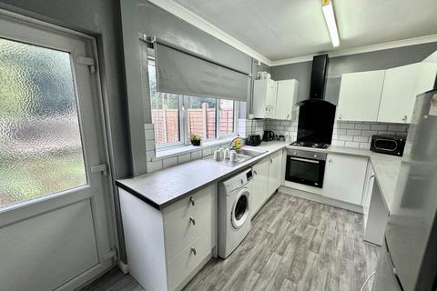 2 bedroom terraced house to rent, Kennington Road, NG8